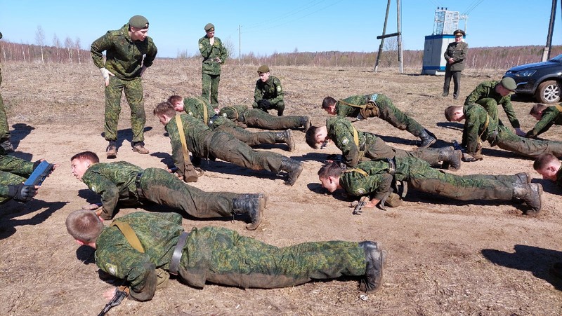 23 апреля в Кировском кадетском корпусе прошли квалификационные испытания на право ношения кадетского берета среди юношей.
